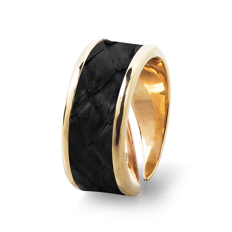 Черные кольца женские с золотом. Кольцо с черной эмалью. Кольцо с черной эмалью золото. Золотое кольцо с черной эмалью. Кольцо с кожаной вставкой.
